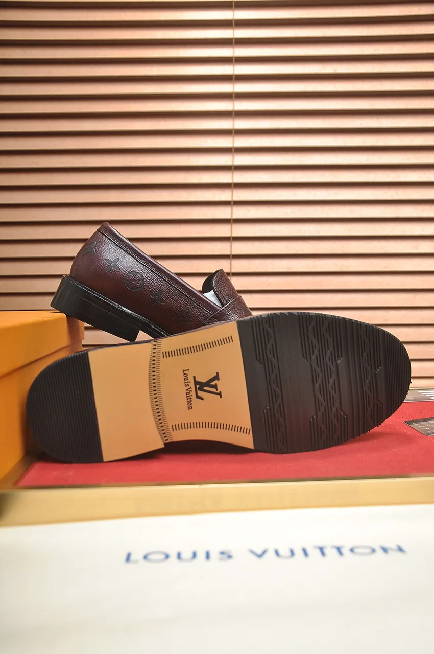 Men's men's shoes 💰460💶 [LV] (all high-end sheep lining) 🍀LV's latest genuine leather business suit shoes are launched simultaneously on the official website. The first-layer cowhide imported from Italy is made of heavy gold, 💥official website 1:1 rubber outsole. Versatile to wear, high-end without losing class, and the color combination is extraordinary. This four-season style is alluring when worn on your feet, showing off your big-name flair. Standard code 38-45 (45 customized)